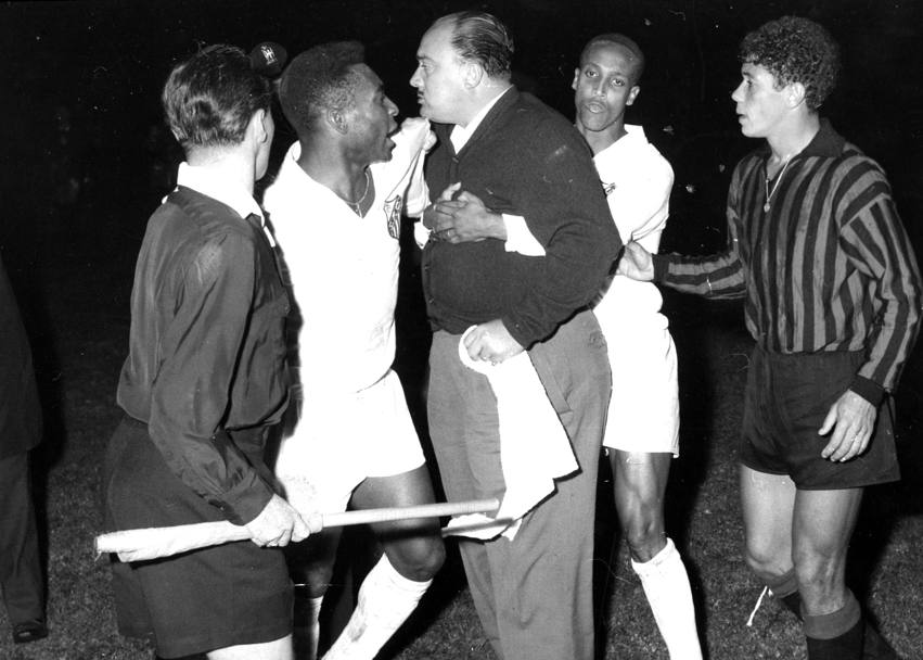 Dopo la vittoria della coppa Intercontinentale nel 1962, il Santos si conferma campione nel 1963 battendo il Milan in una doppia finale con spareggio tra risse e polemiche (Rcs Quotidiani)